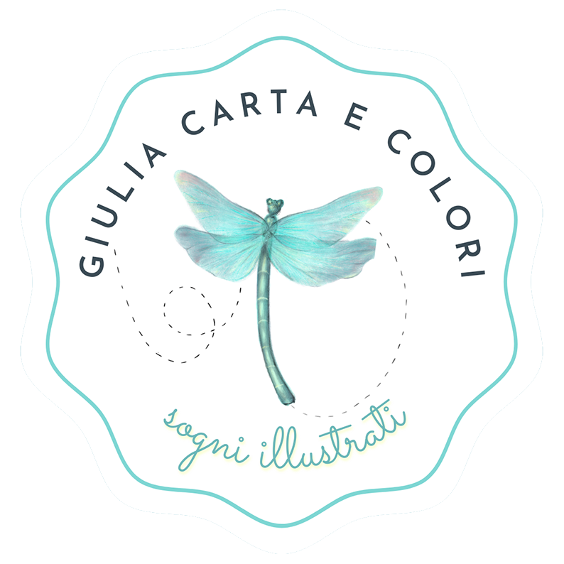 Logo con cerchio ondulato bianco con al centro illustrazione di una libellula turchese e la scritta attorno Giulia Carta e Colori Sogni Illustrati