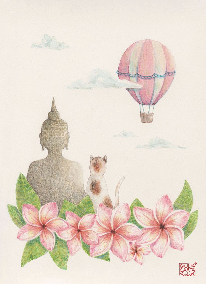 Illustrazione di un gatto visto di spalle, seduto accanto alla statua di un Buddha, che guarda una mongolfiera nel cielo - In primo piano fiori frangipane rosa