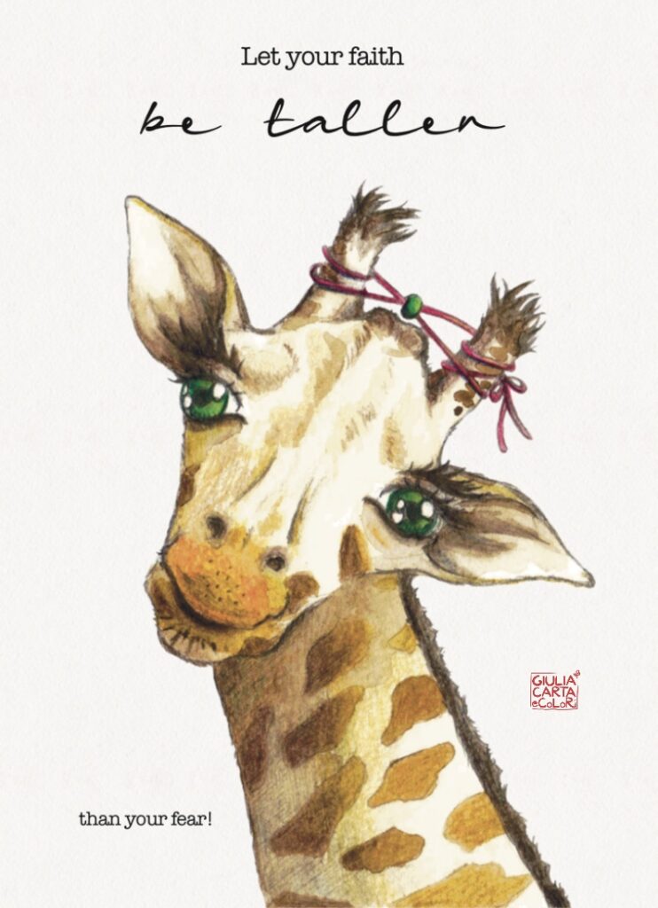 Illustrazione di una giraffa con gli occhi verdi e un fiocchetto rosa e pietrolina verde tra le corna. Sullo sfondo la scritta Let your faith be taller than your fear