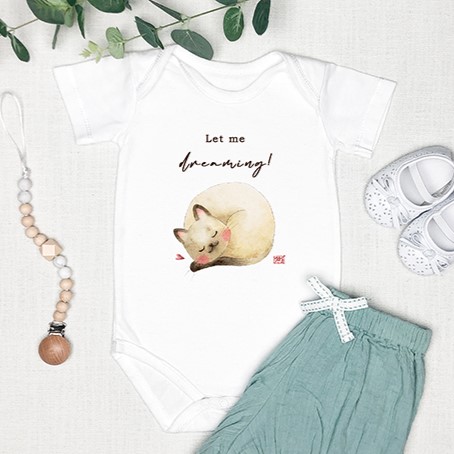 Tutina per bambina con l'illustrazione di un micio siamese che dorme e la scritta Let me dreaming!