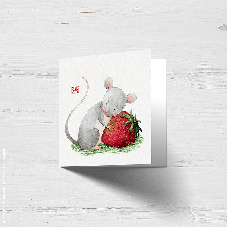 Biglietto con illustrazione di un topolino che abbraccia una fragola