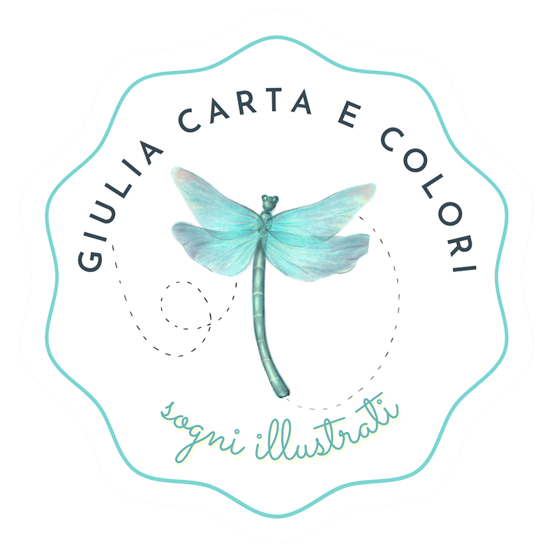 Logo con cerchio ondulato bianco con al centro illustrazione di una libellula turchese e la scritta attorno Giulia Carta e Colori Sogni Illustrati