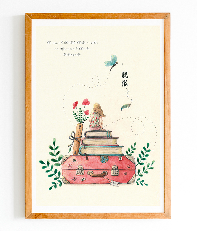 Illustrazione di una valigia rossa con sopra una pila di libri su cui è seduta una ragazza minuscola vista di spalle. Da un libro spuntano dei fiori rossi. In alto a destra c'è una libellula turchese con una calligrafia giapponese e una piuma sospesa nell'aria.