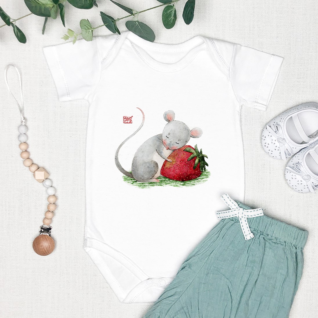 Tutina per bambina con l'illustrazione di un topolino che abbraccia una fragola
