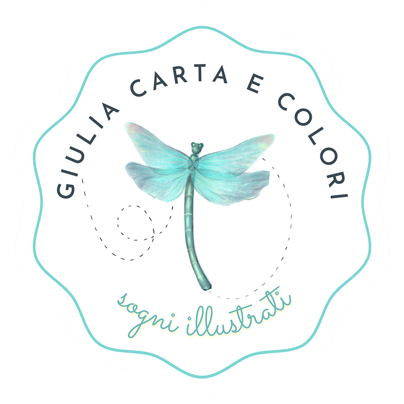 Logo con cerchio ondulato bianco con al centro illustrazione di una libellula turchese e la scritta attorno Giulia Carta e Colori Sogni Illustrati