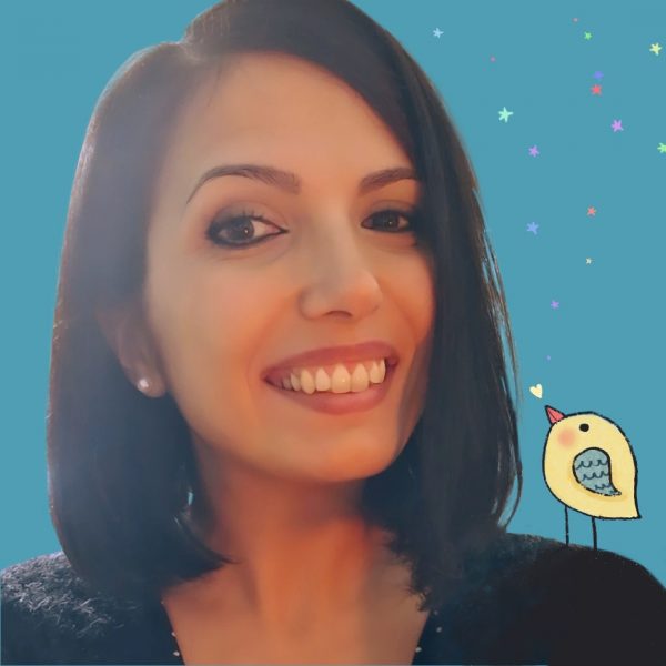 Primo piano di Giulia Carta e Colori illustratrice con il disegno di un pulcino sulla spalla
